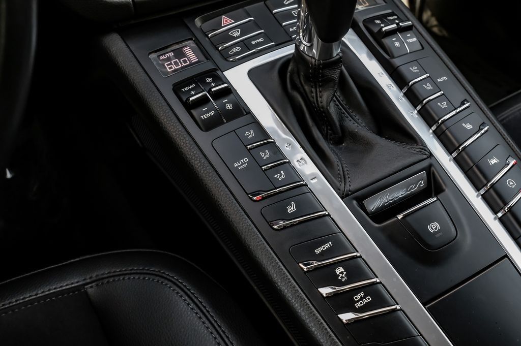 2021 Porsche Macan S - Photo 25
