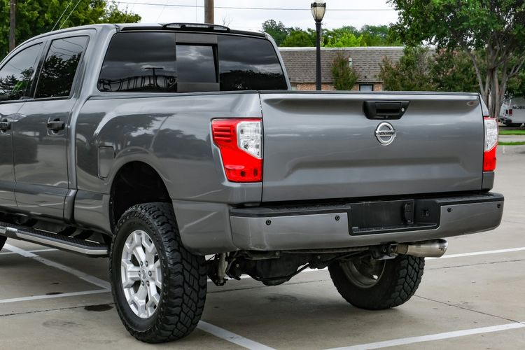 2017 Nissan Titan SL photo 13