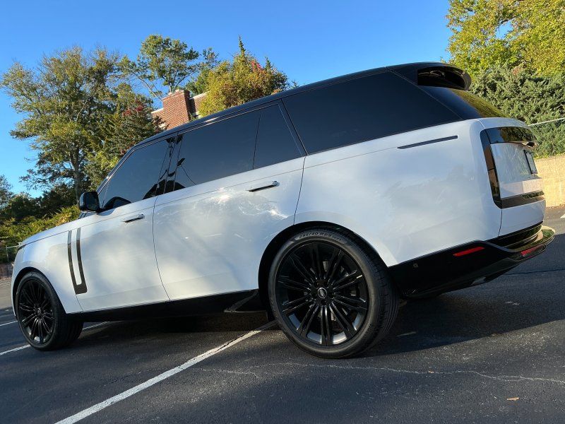 2023 Land Rover Range Rover SE photo 4