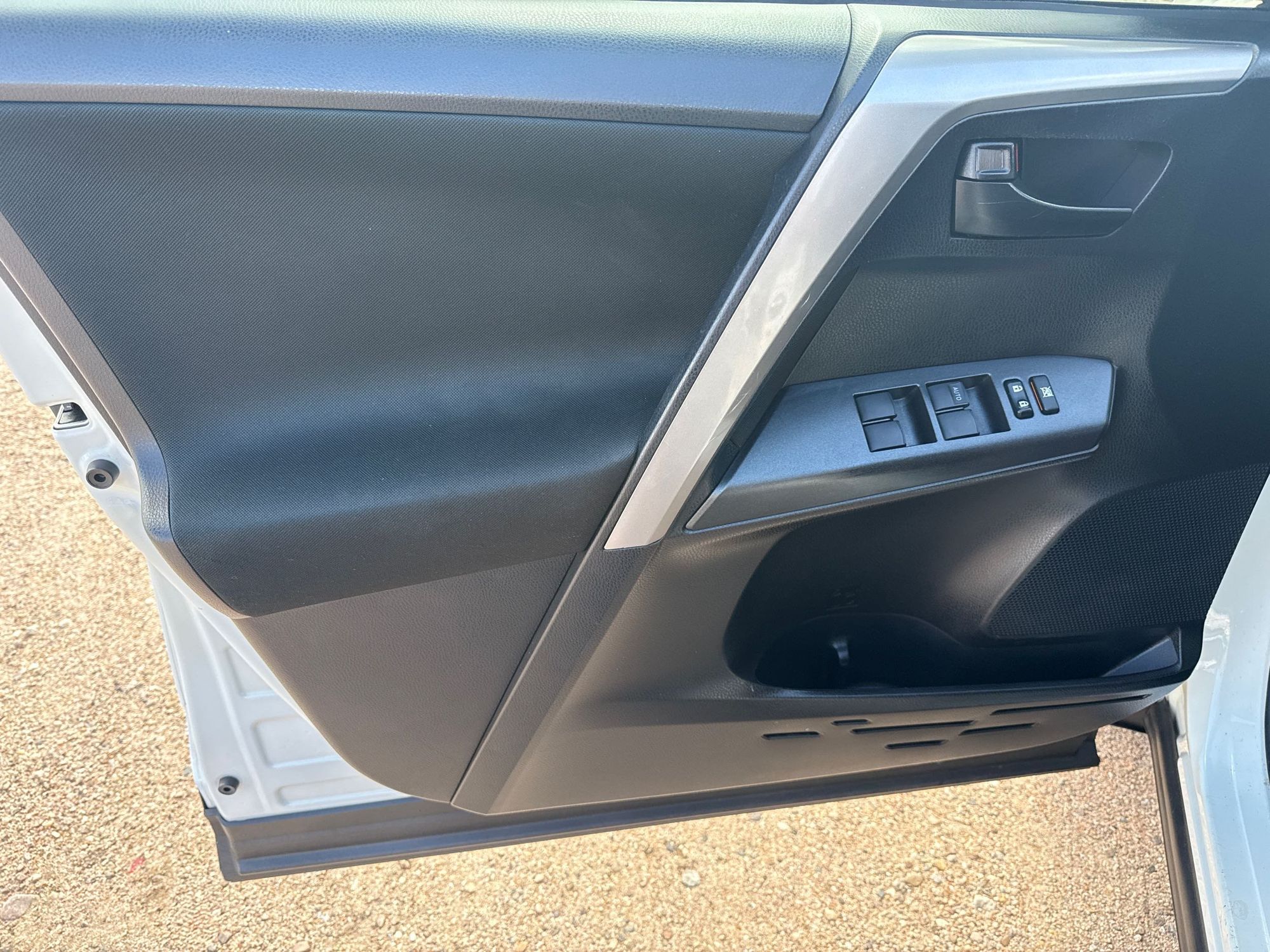 2018 Toyota RAV4 LE photo 10
