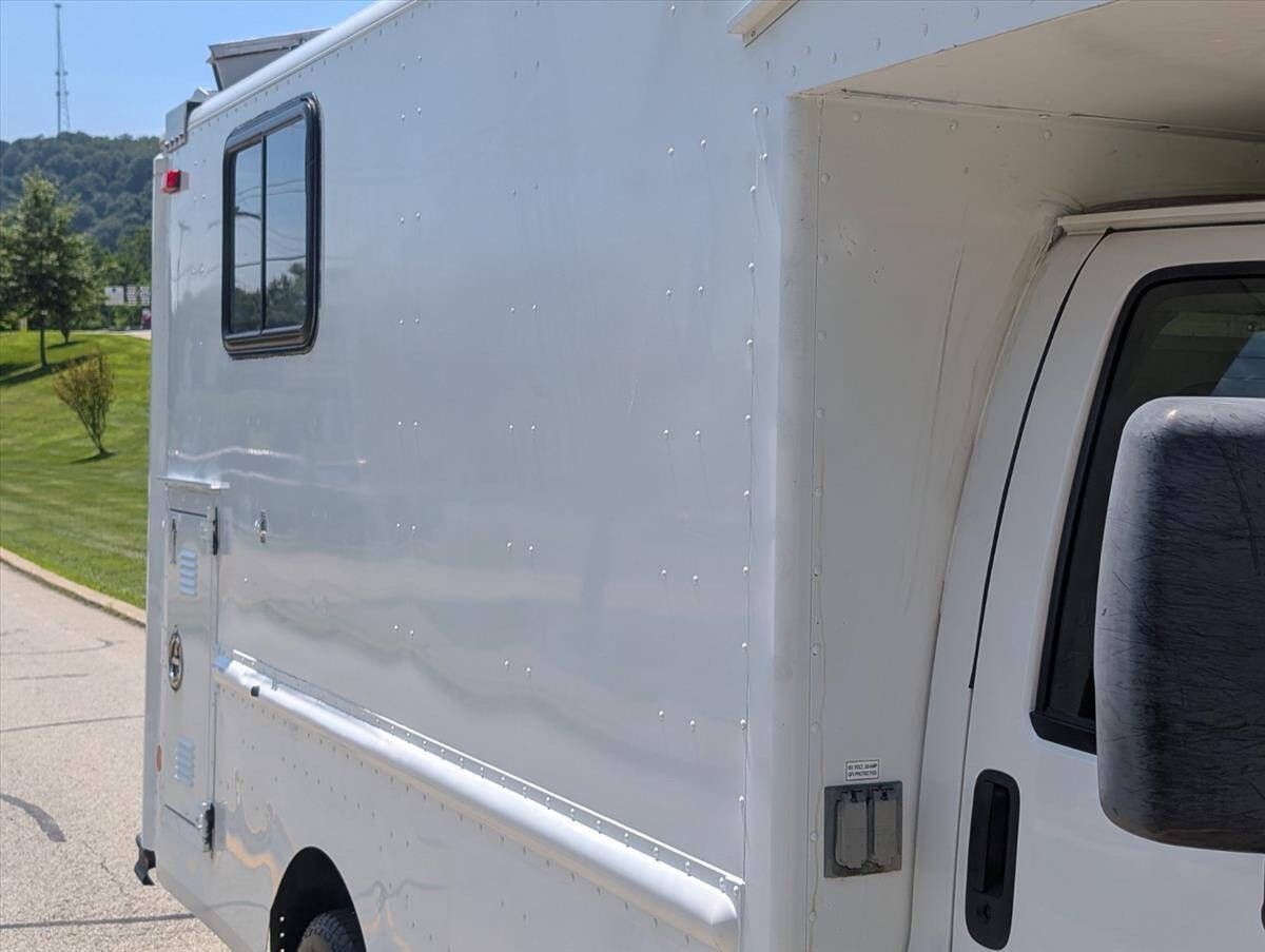 2008 Chevrolet Express Cutaway 22