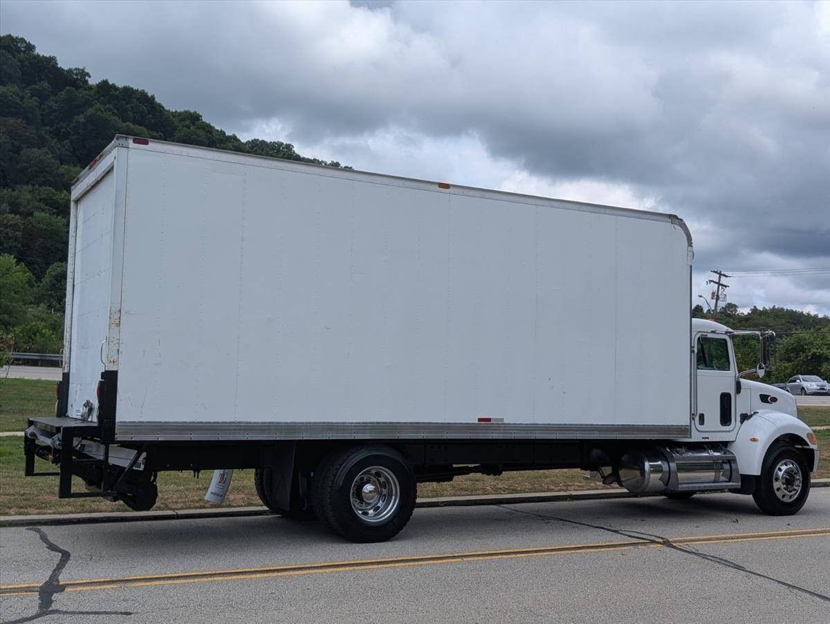 2007 Peterbilt 335 8