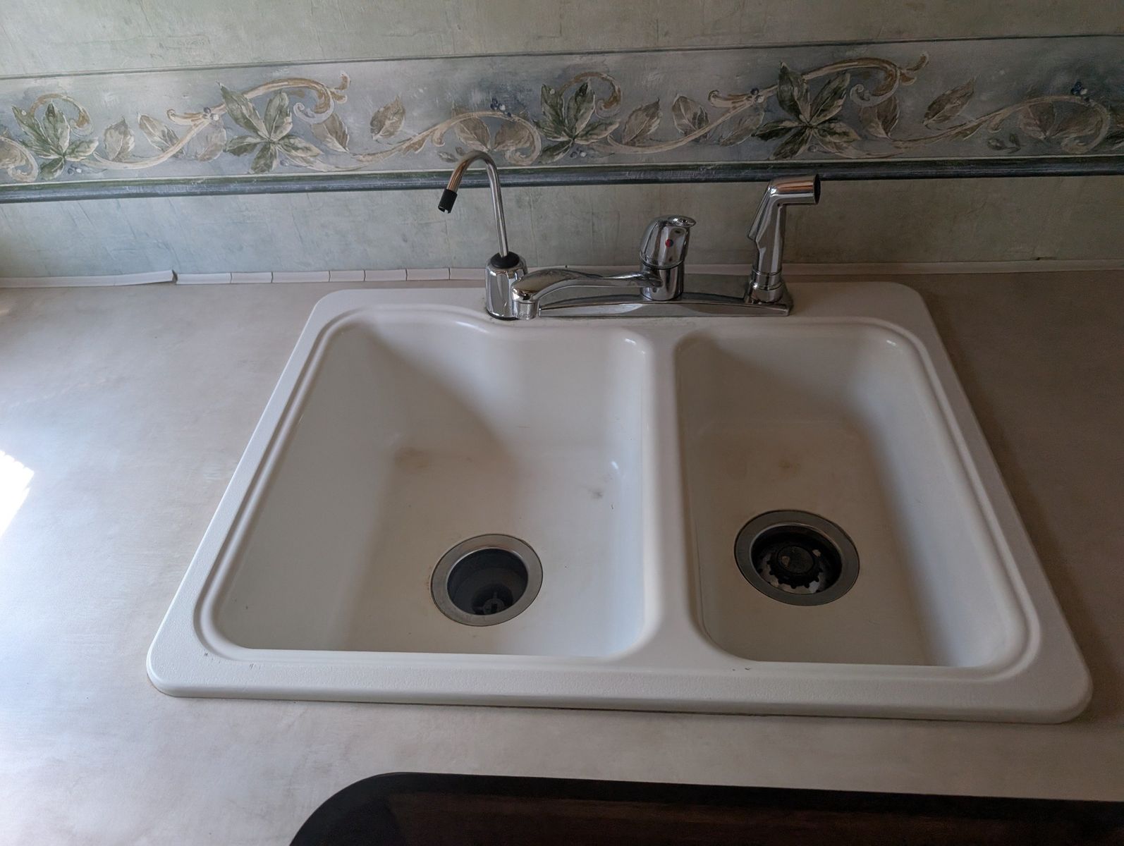 2004 Ford E-Series Chassis 90