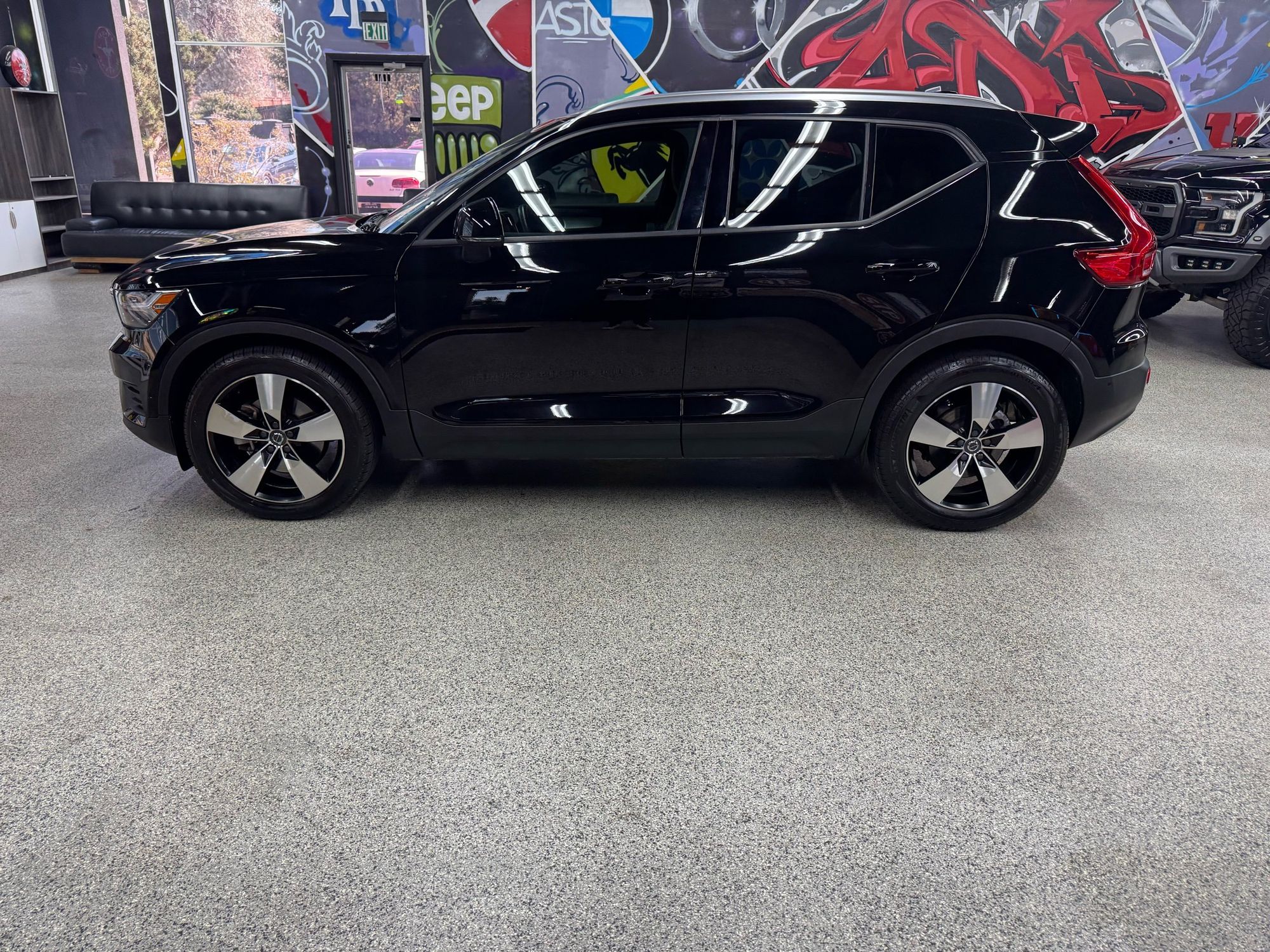 2019 Volvo XC40 T5 Momentum photo 2