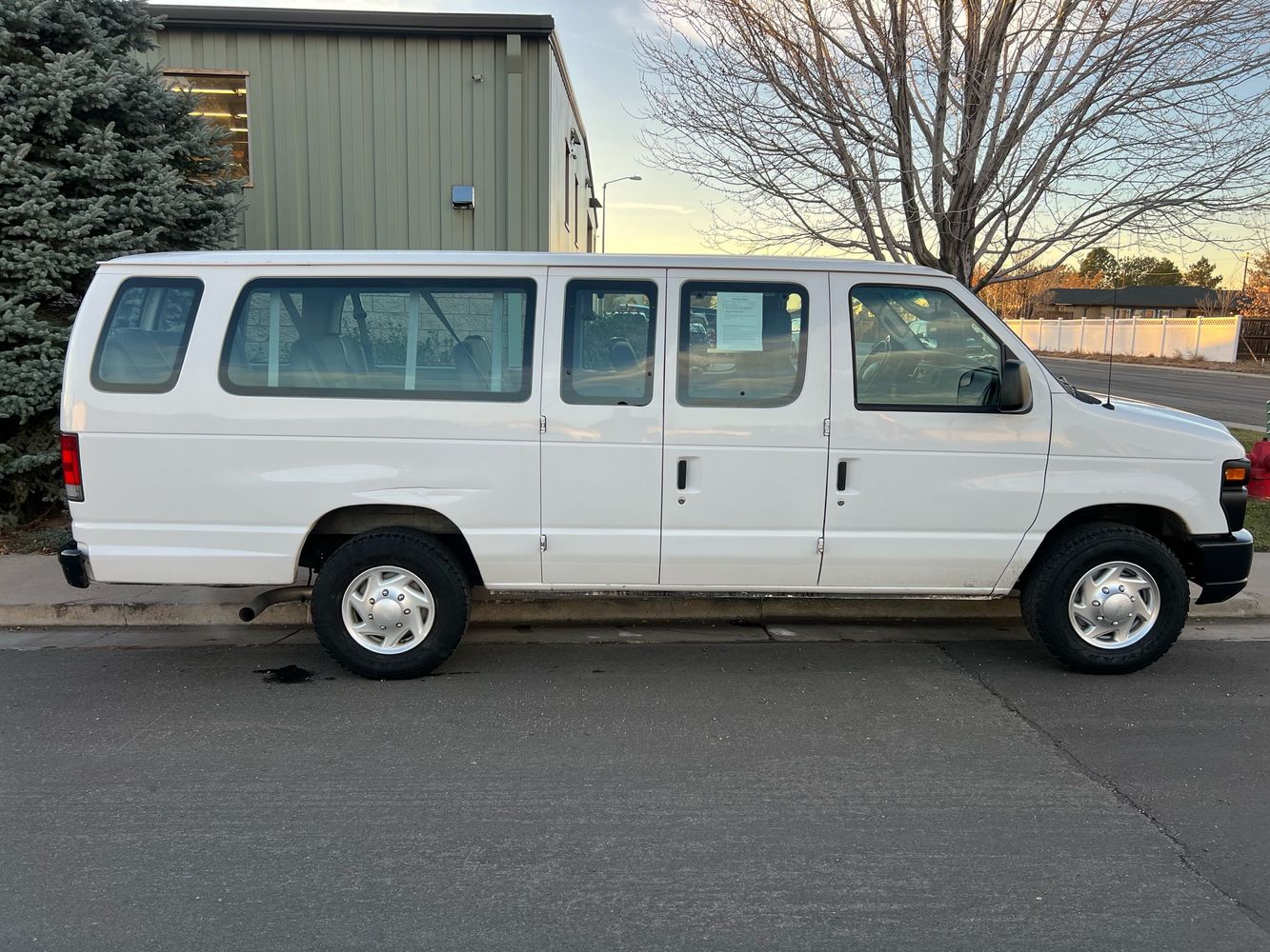 2010 Ford E-Series Econoline Wagon XLT photo 5