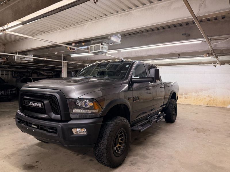 2017 RAM 2500 Gris Camioneta Todo terreno 6 velocidades Automática