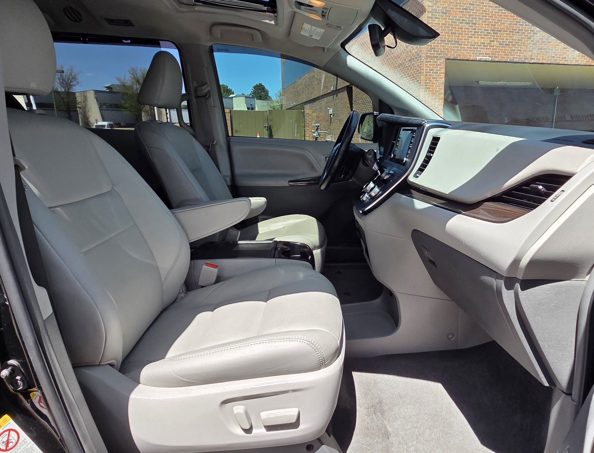 2018 Toyota Sienna XLE - Photo 12