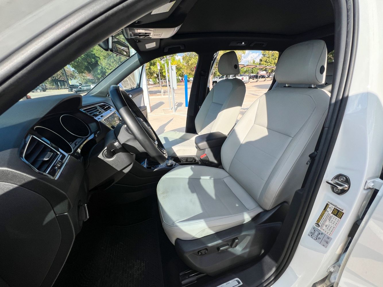 2020 Volkswagen Tiguan SE R-Line Black photo 2