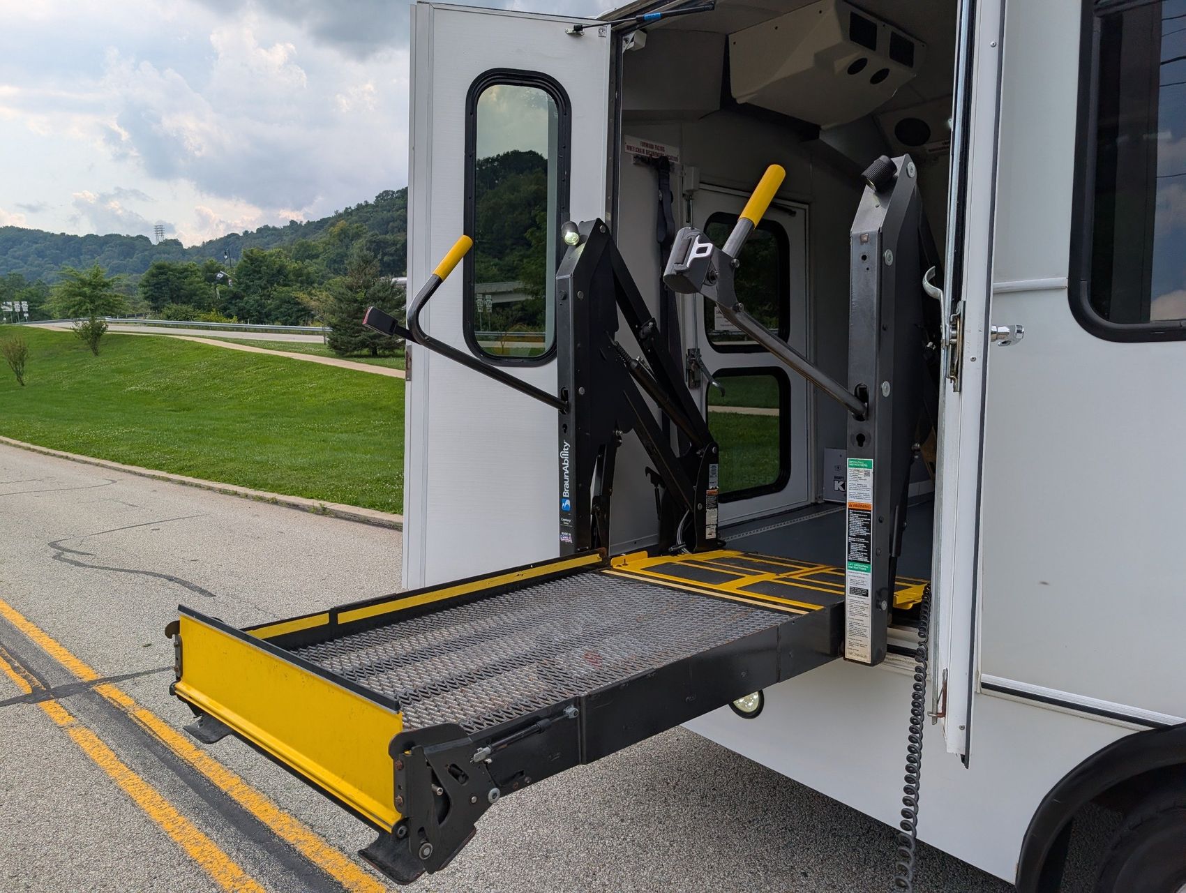 2016 Ford E-350 30