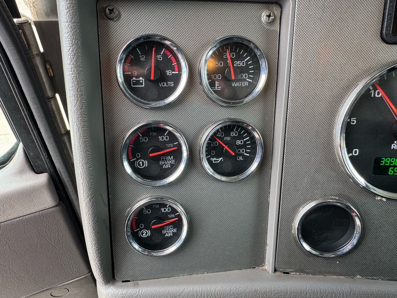 2019 Kenworth T3 Series photo 37