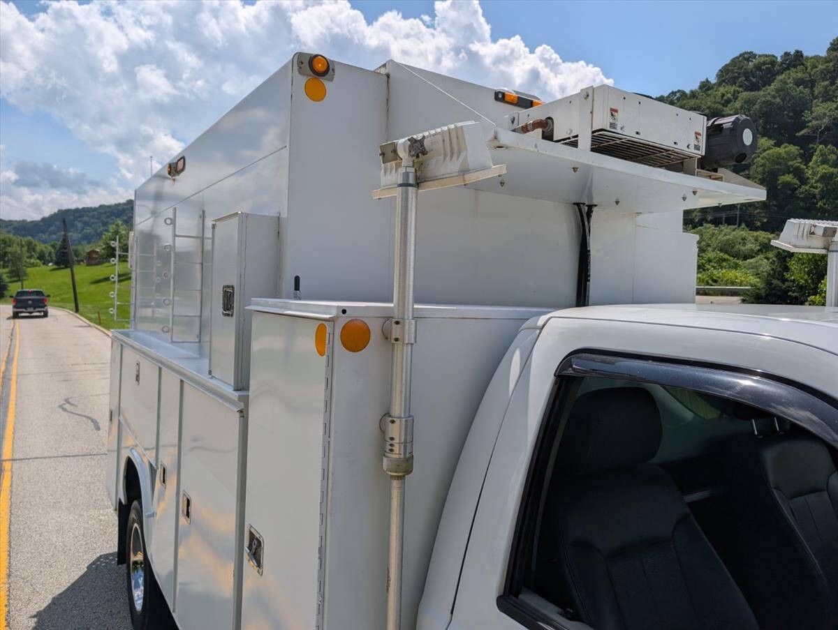 2011 Ford F-550 Super Duty 24