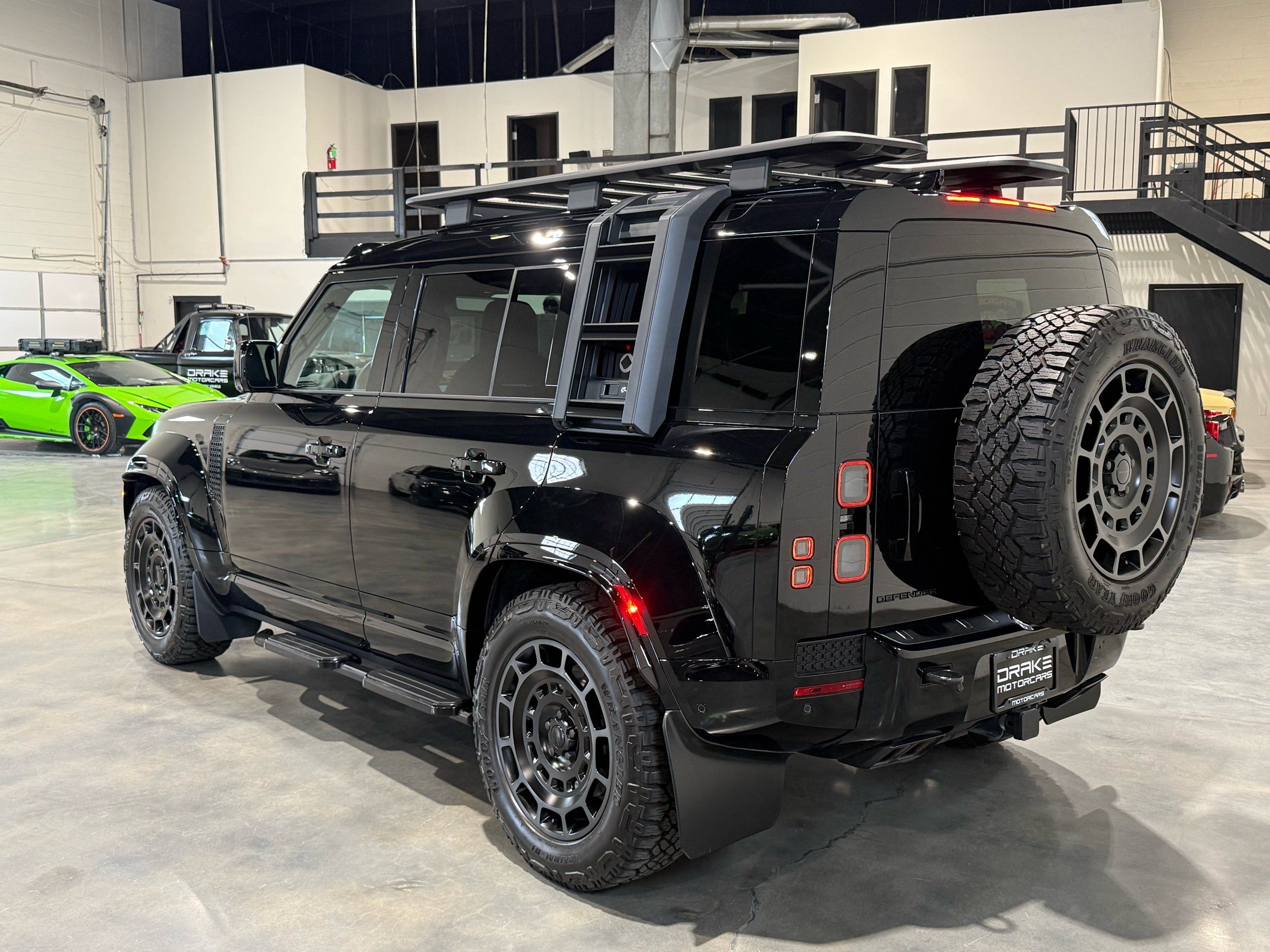 2026 Land Rover Defender P635 OCTA Black, photo 3