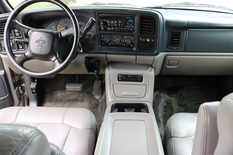 2001 Chevrolet Suburban 2500 | Victory Motors of Colorado