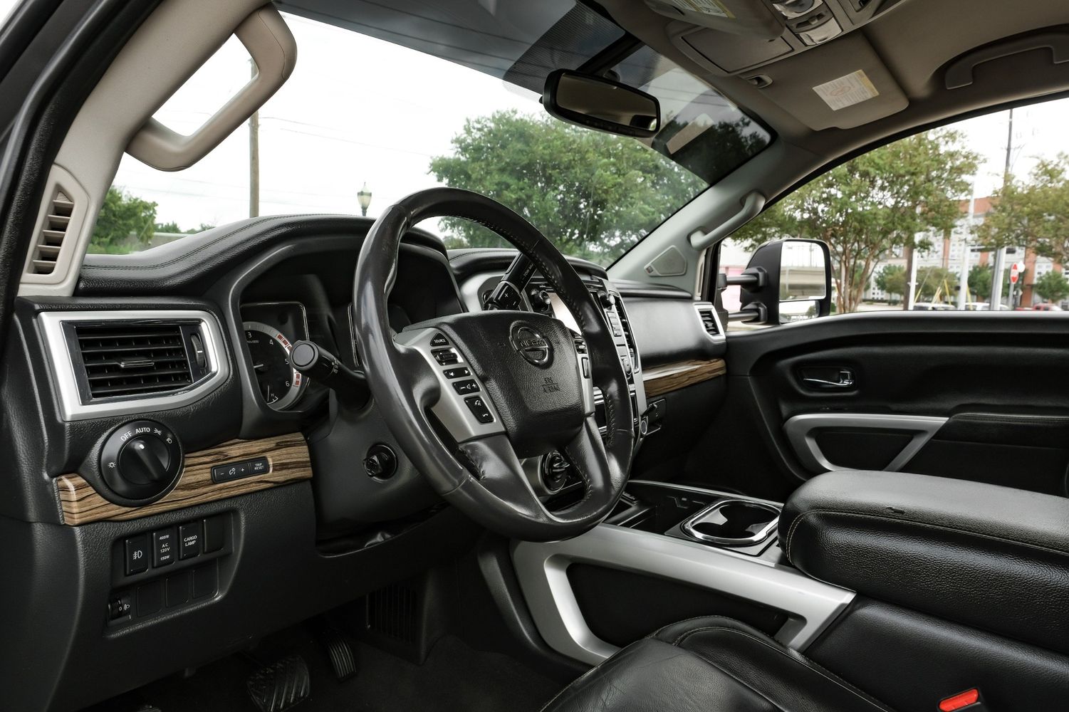 2017 Nissan Titan SL photo 2