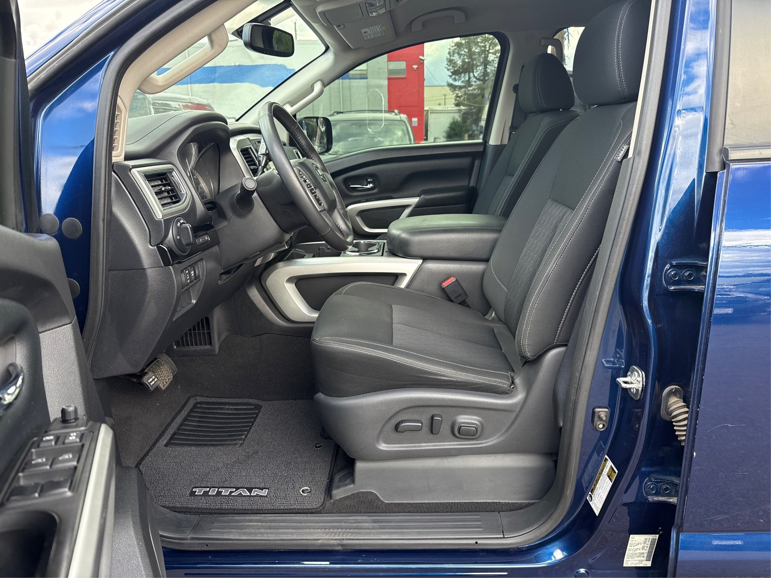 2018 Nissan Titan SV photo 10