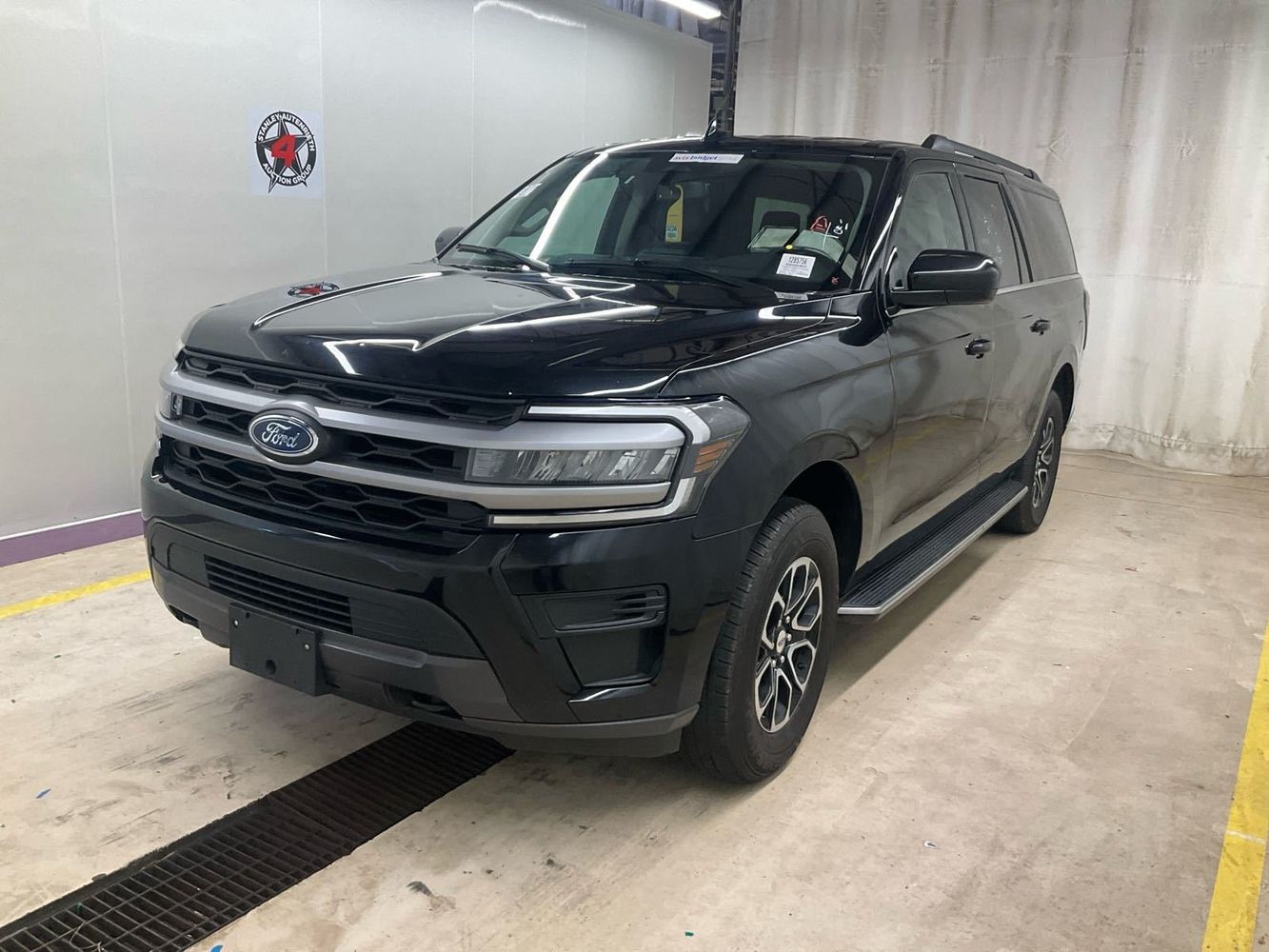 2023 Ford Expedition XLT's photo