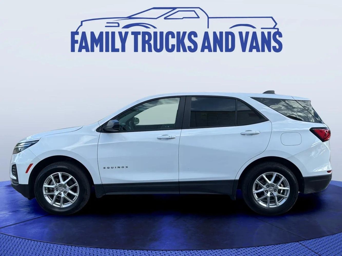 2023 Chevrolet Equinox LS photo 2