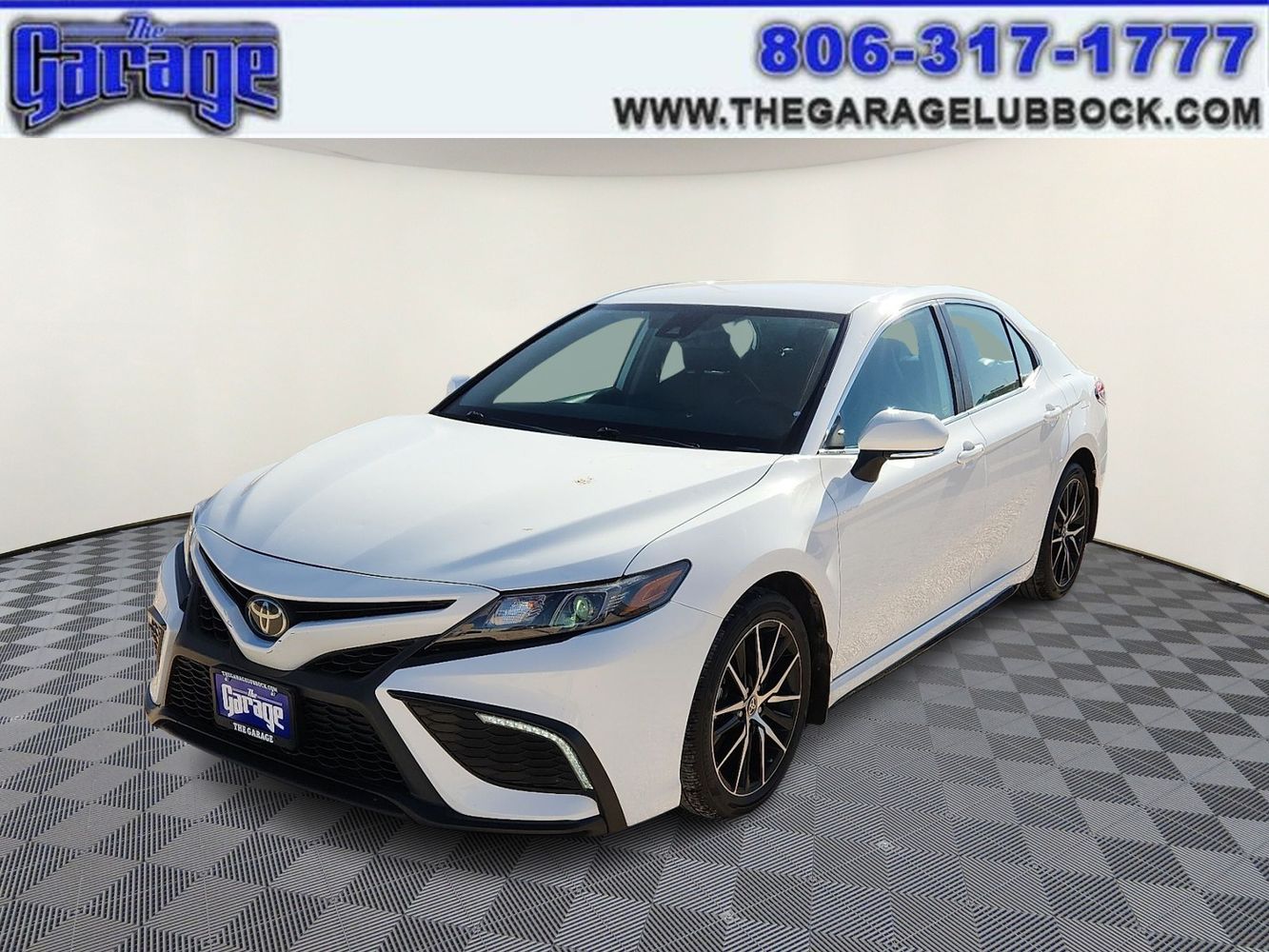 2023 Toyota Camry SE's photo