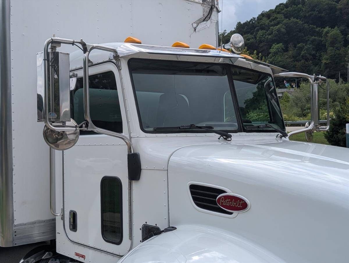 2007 Peterbilt 335 18