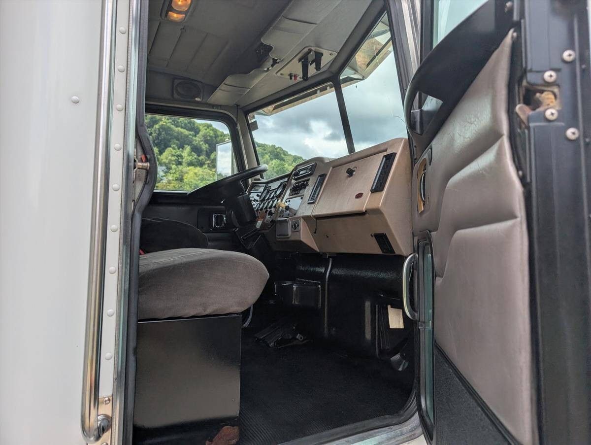 2007 Peterbilt 335 36