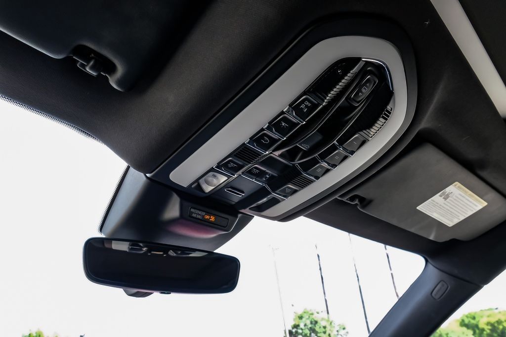 2021 Porsche Macan S - Photo 23