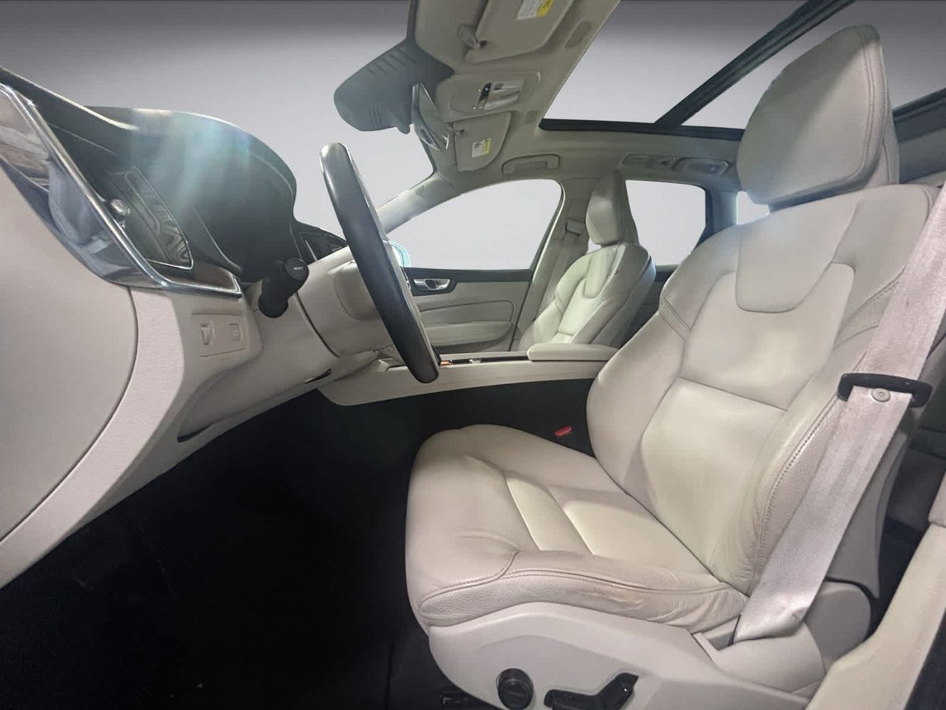 2022 Volvo XC60 B5 Momentum photo 9