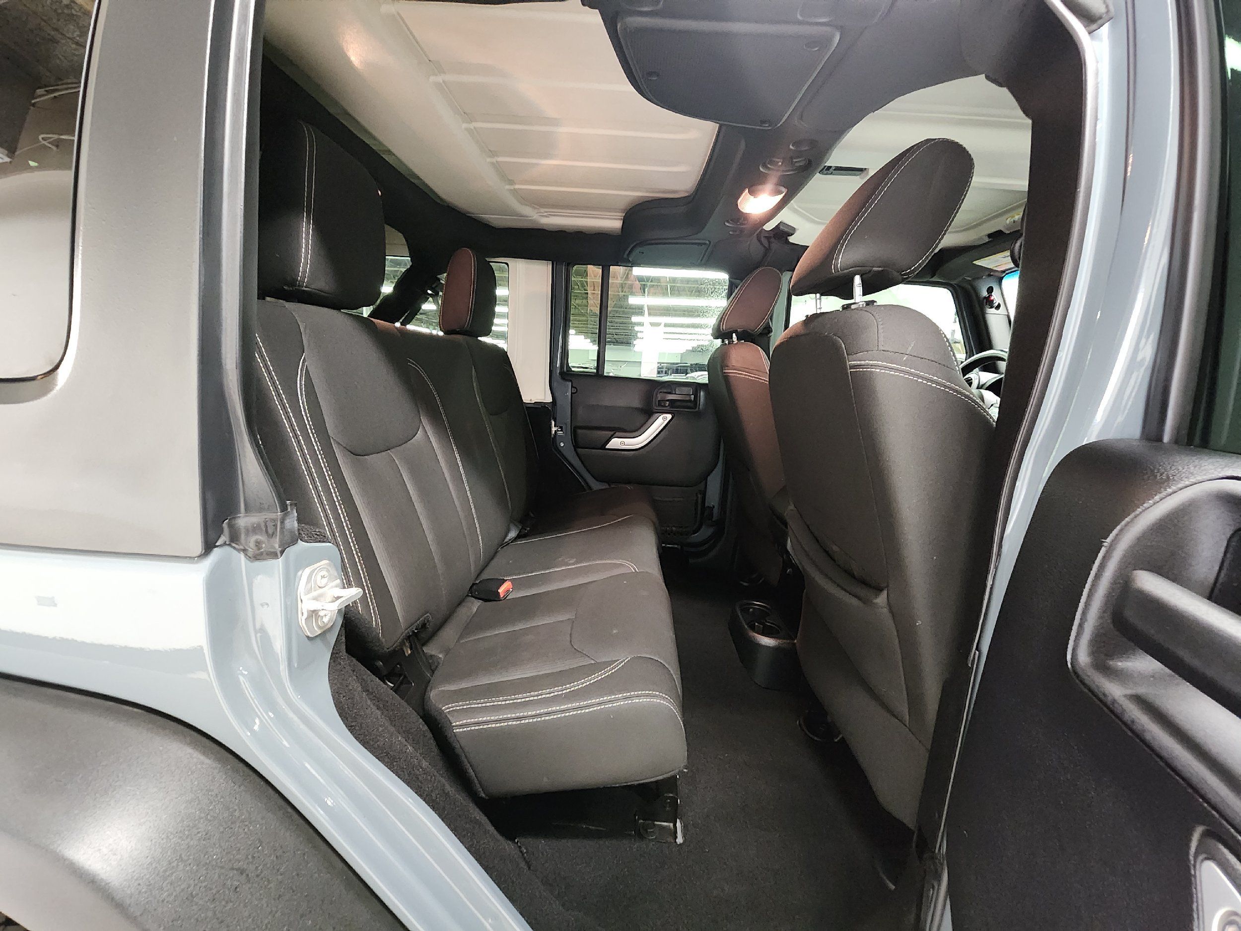 2015 Jeep Wrangler Unlimited Rubicon photo 14