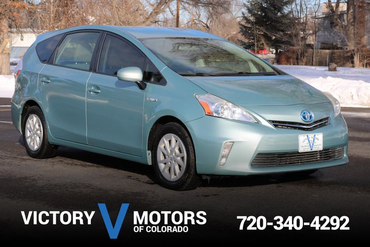 Toyota prius v 2013