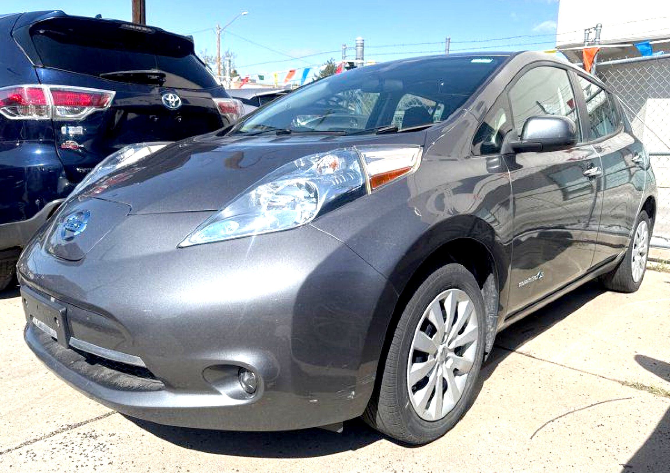 2017 Nissan Leaf S's photo