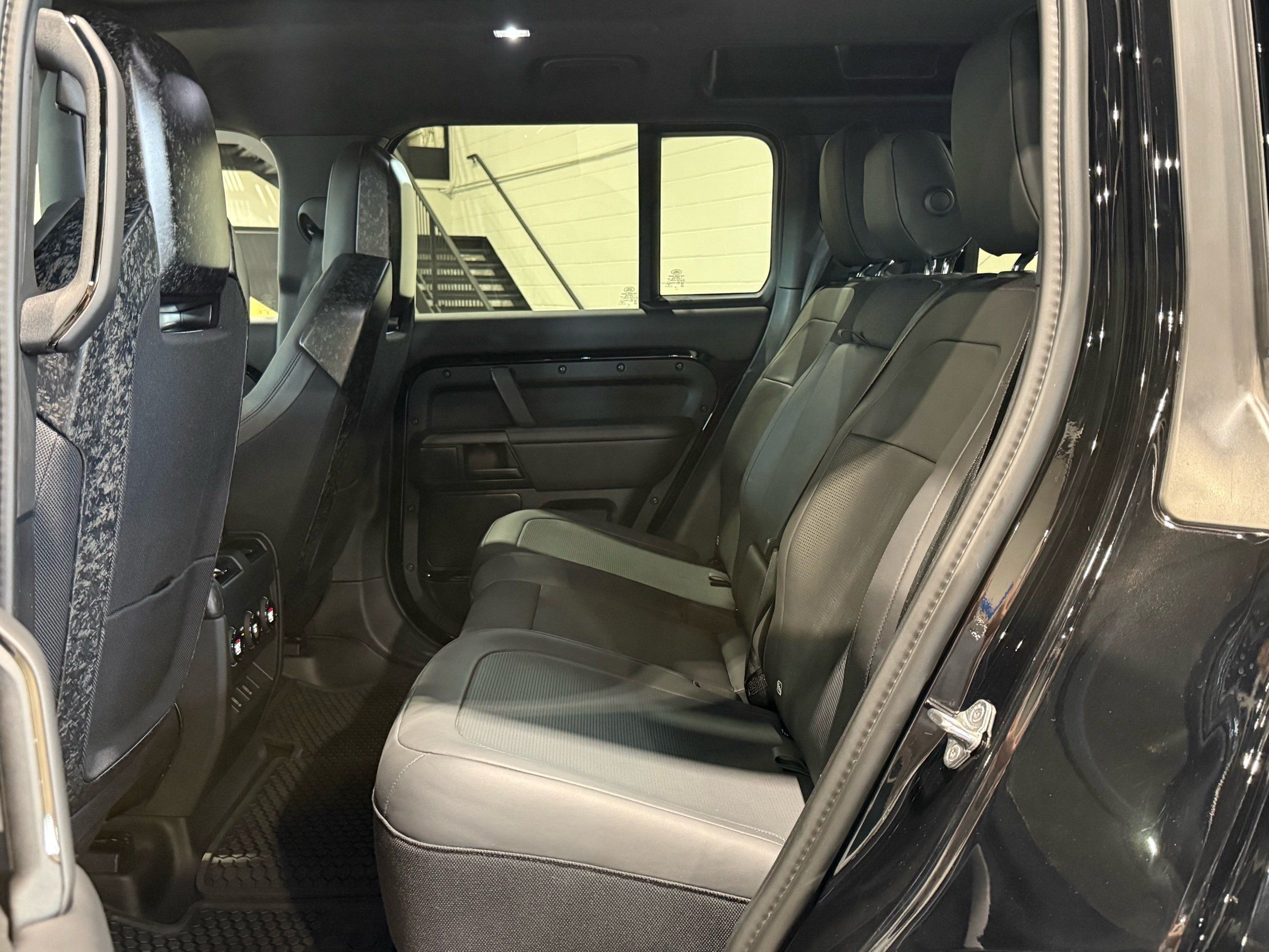 2026 Land Rover Defender P635 OCTA Black, photo 14