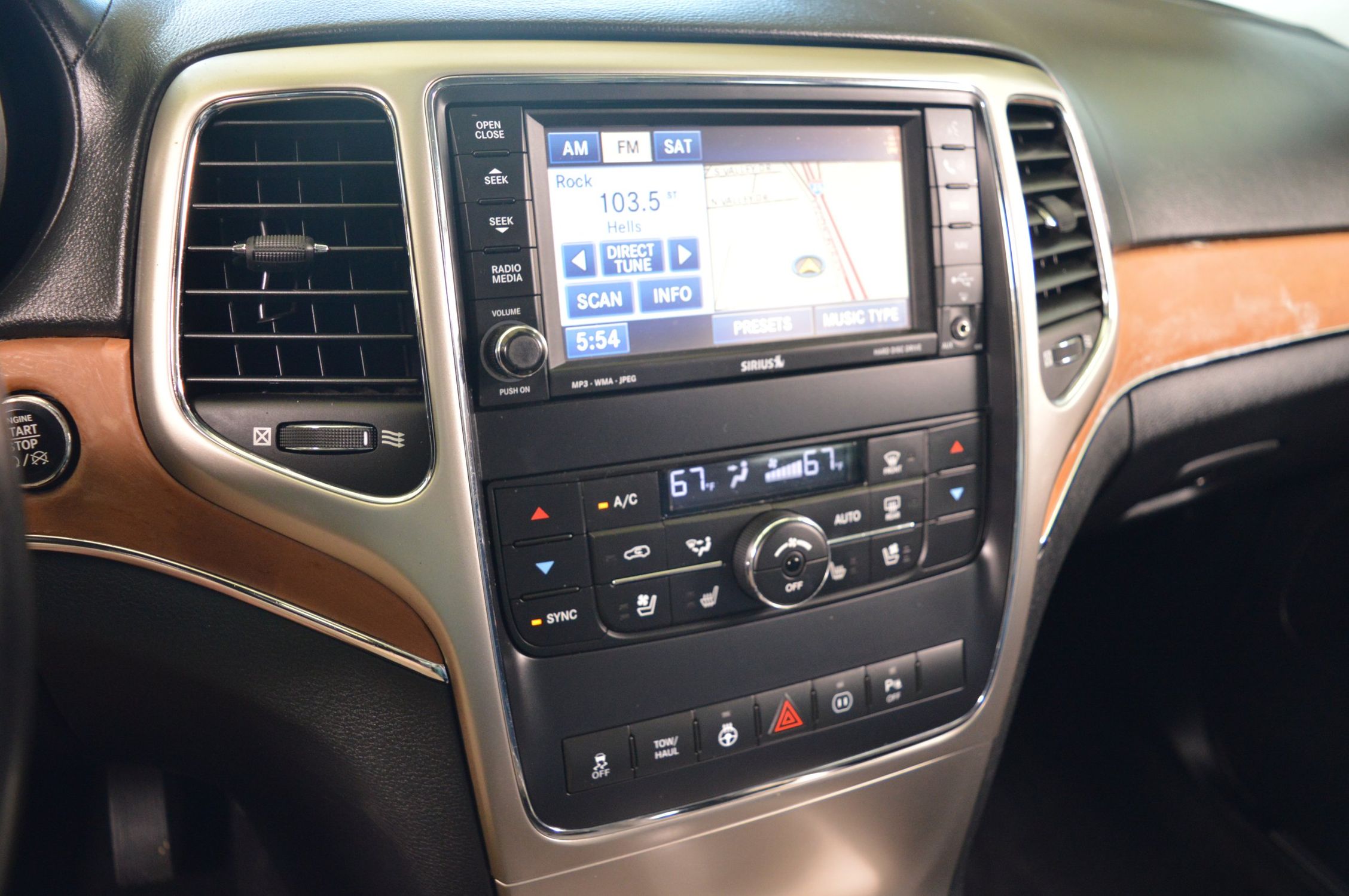 2011 Jeep Grand Cherokee Overland photo 26