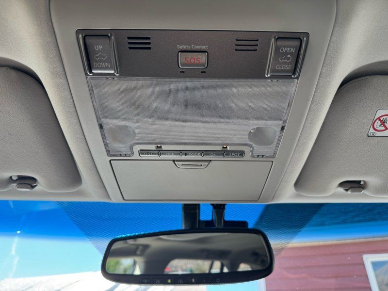 2013 Lexus LX 570 Luxury photo 22