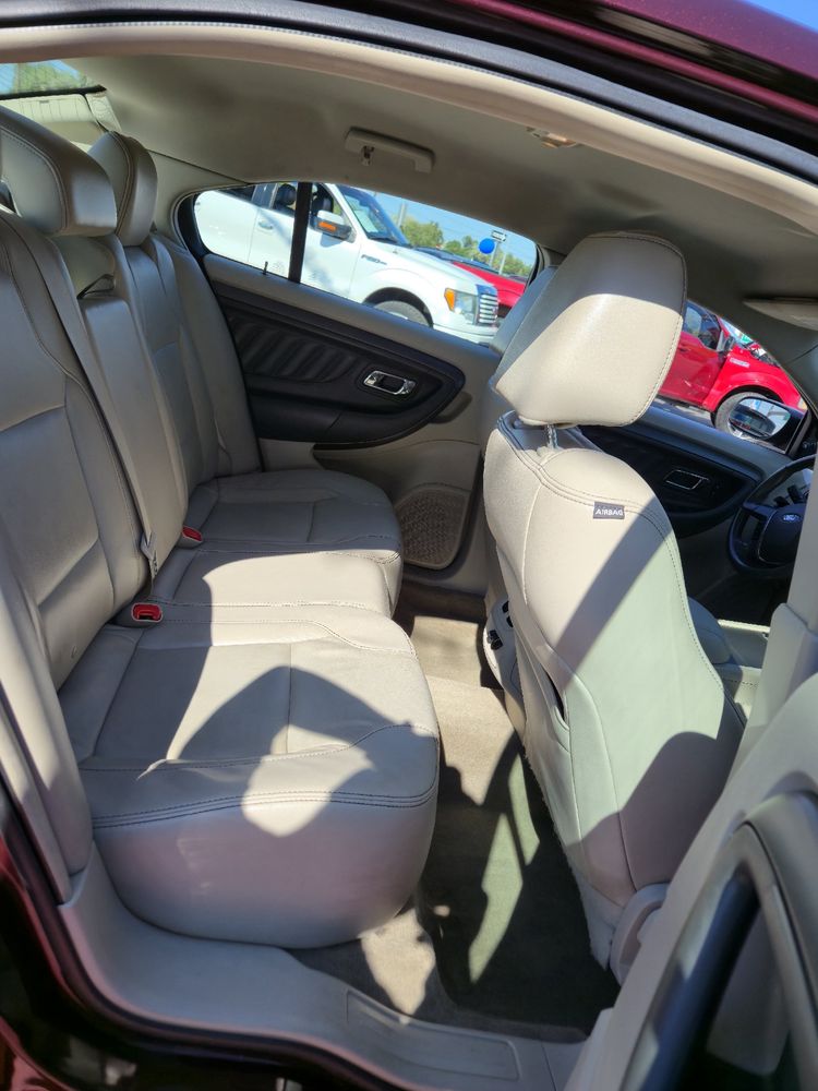 2011 Ford Taurus SEL photo 13