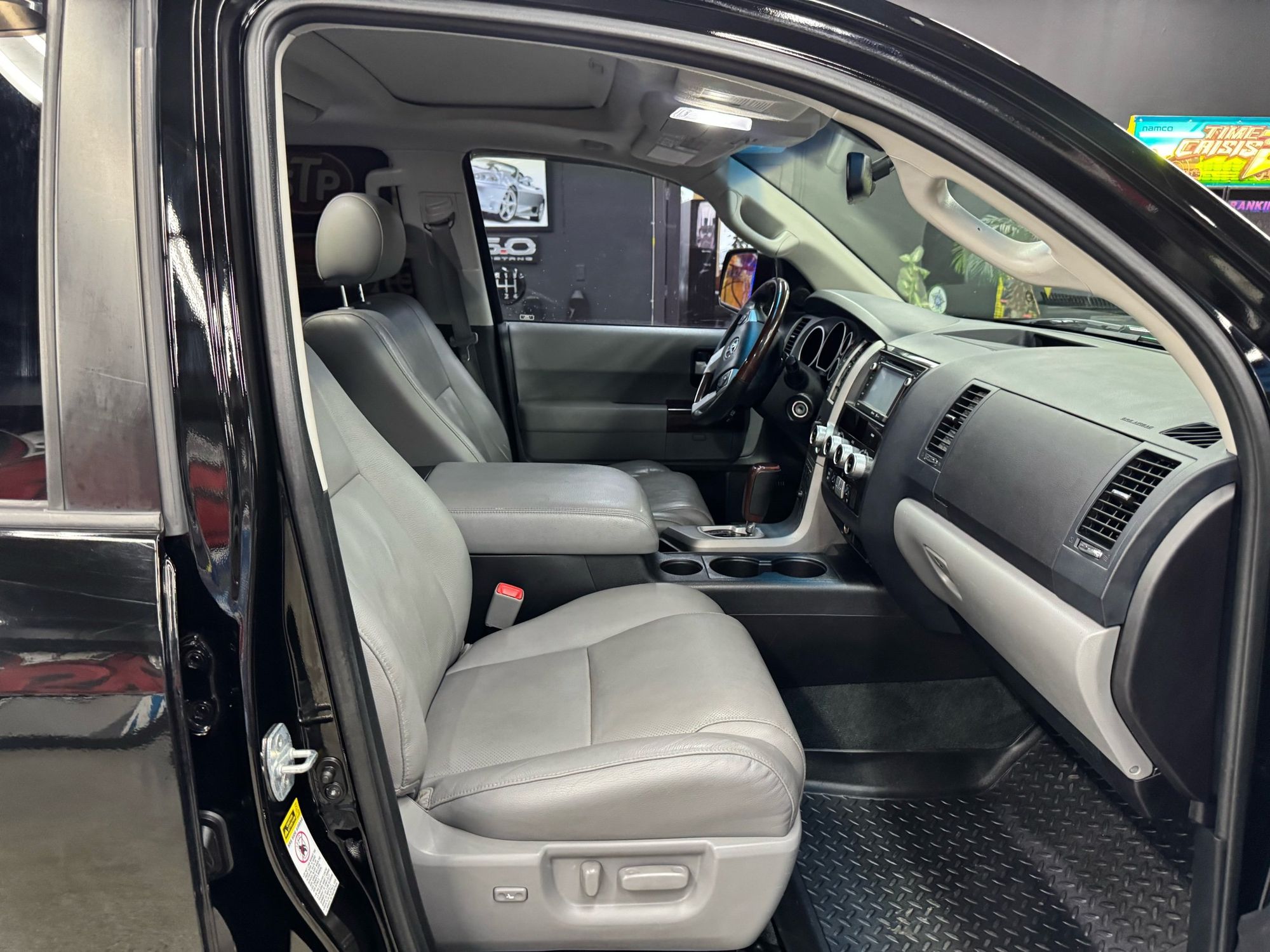 2017 Toyota Sequoia Platinum photo 24