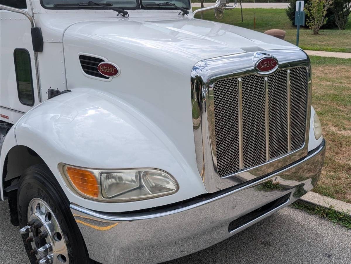 2007 Peterbilt 335 17