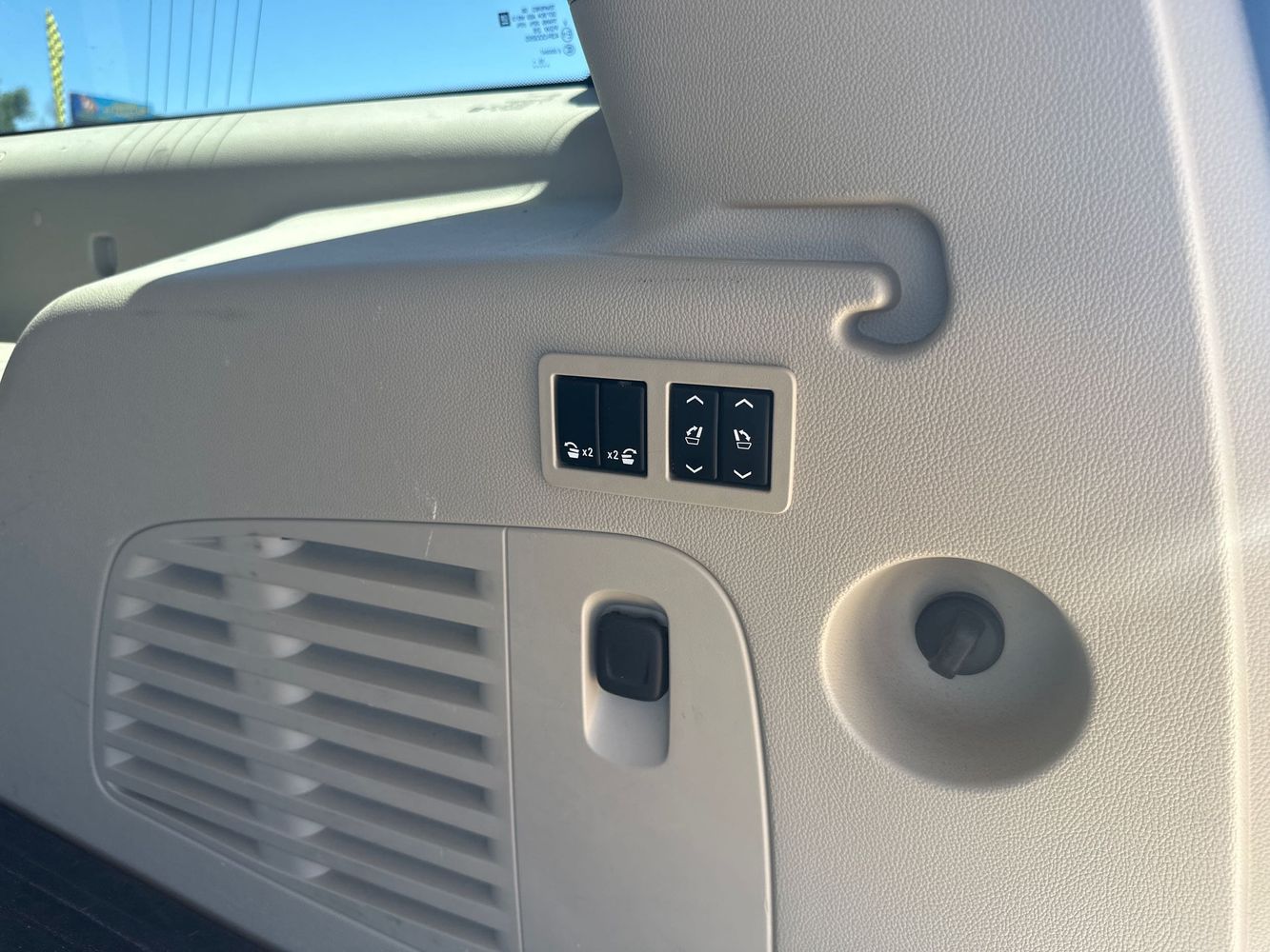 2016 Cadillac Escalade ESV Premium photo 18