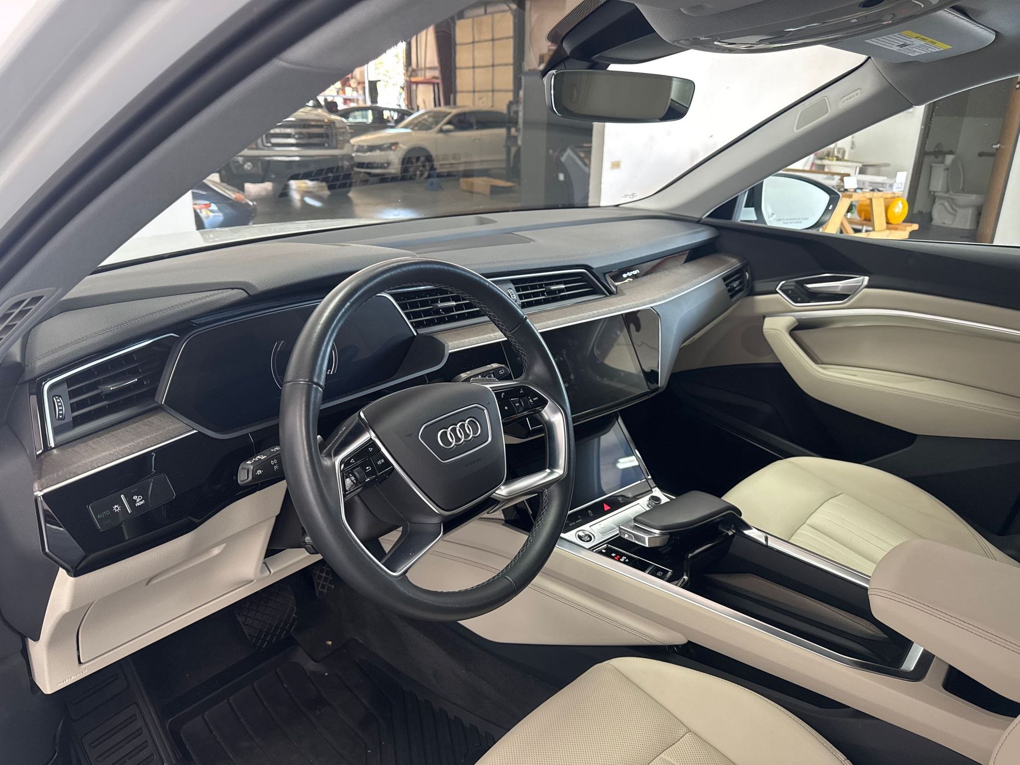 2022 Audi e-tron Premium Plus photo 8