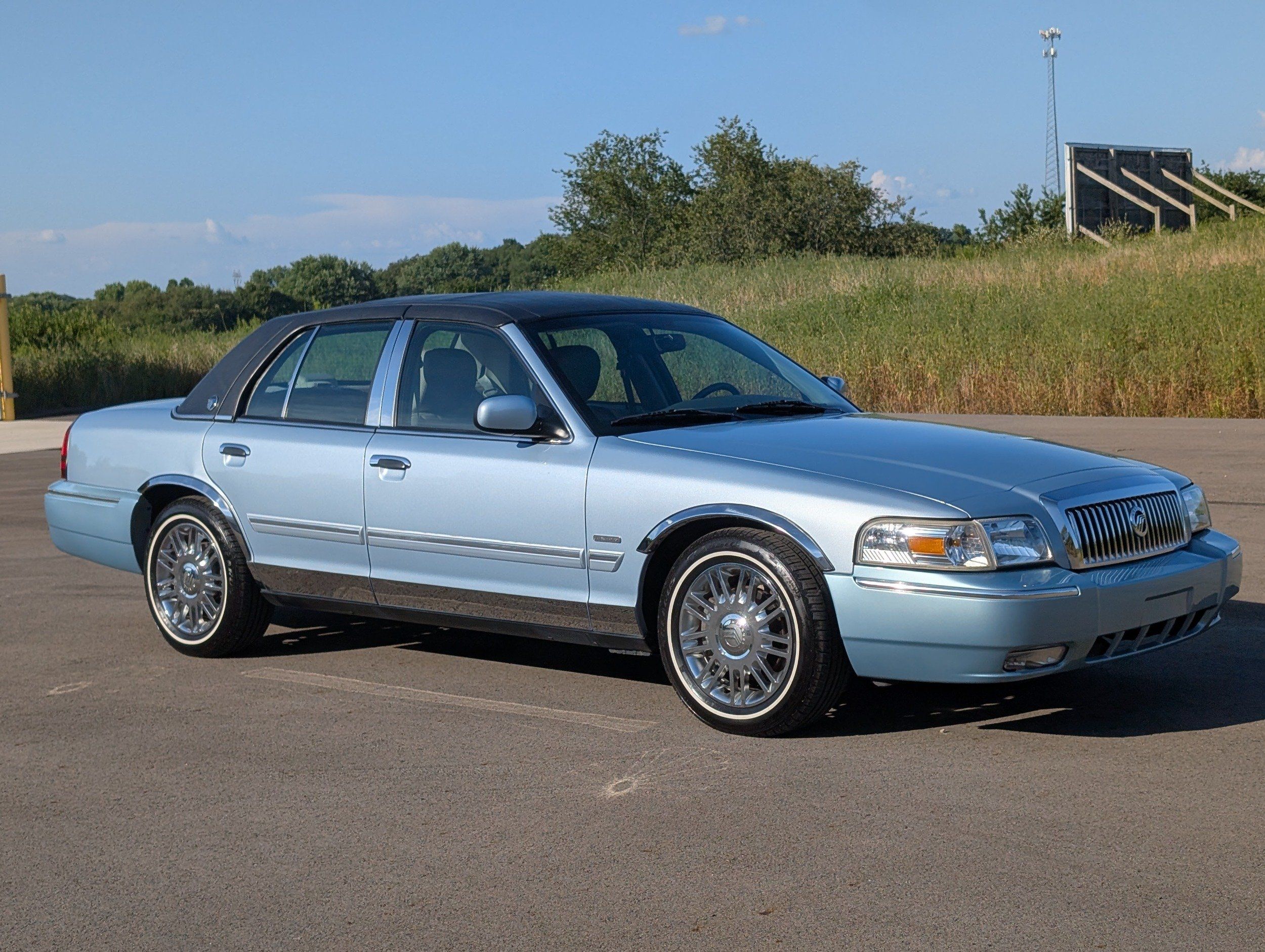 2011 Mercury Grand Marquis LS's photo