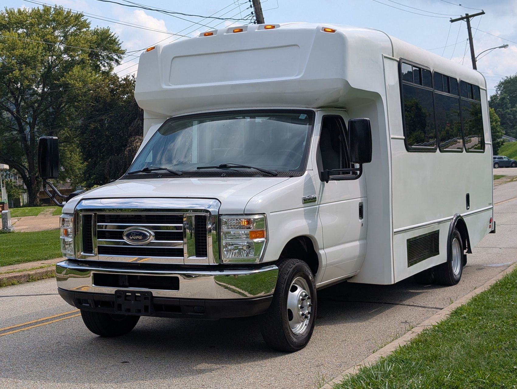 2016 Ford E-350 13