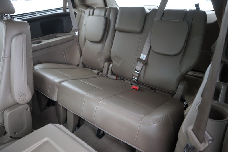 2012 Volkswagen Routan Photos