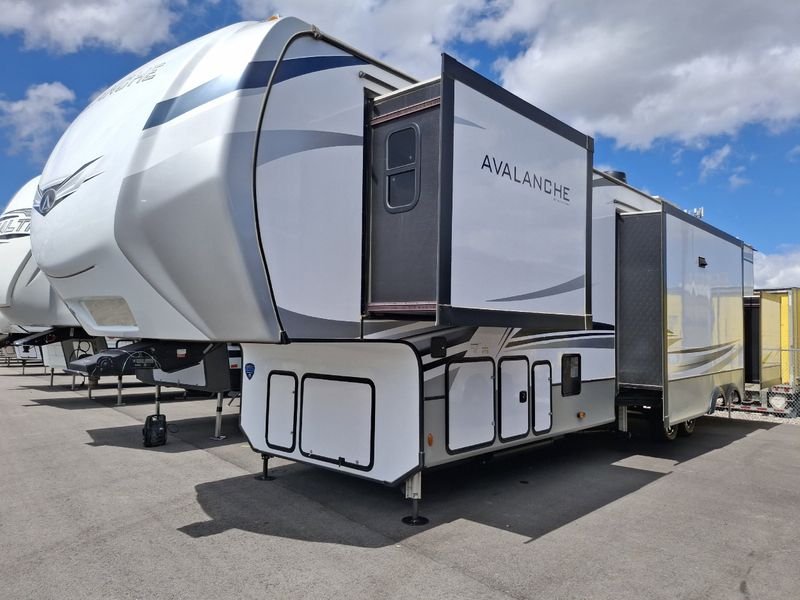 2023 Keystone Avalanche 390ds