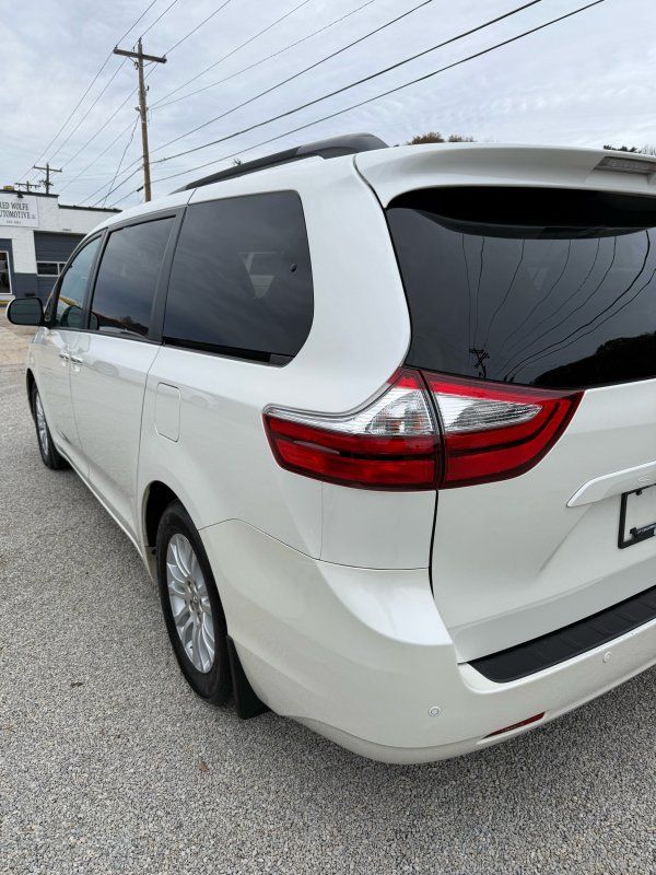 2017 Toyota Sienna Limited XLE Premium photo 4