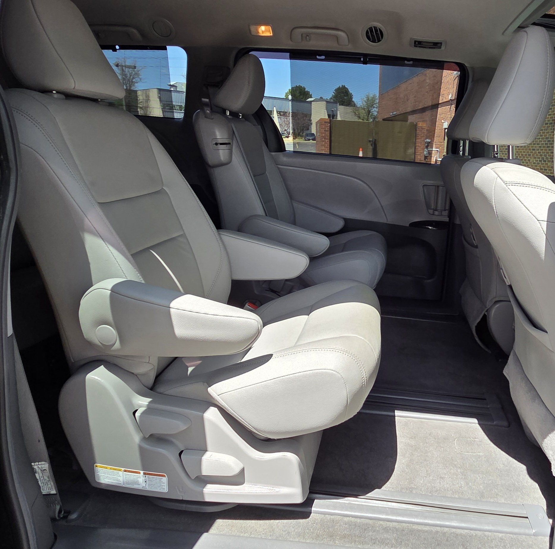 2018 Toyota Sienna XLE - Photo 17