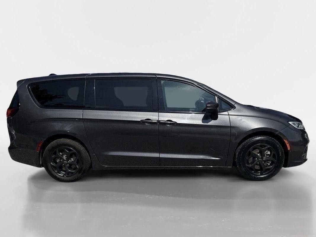 2023 Chrysler Pacifica Hybrid Touring L photo 6
