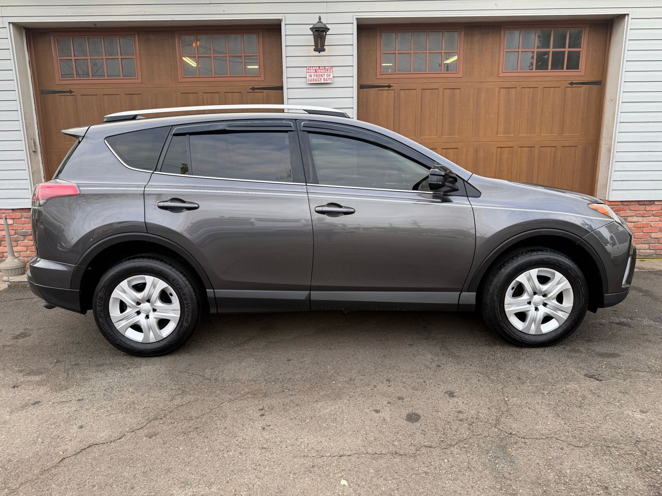 2016 Toyota RAV4 LE photo 2