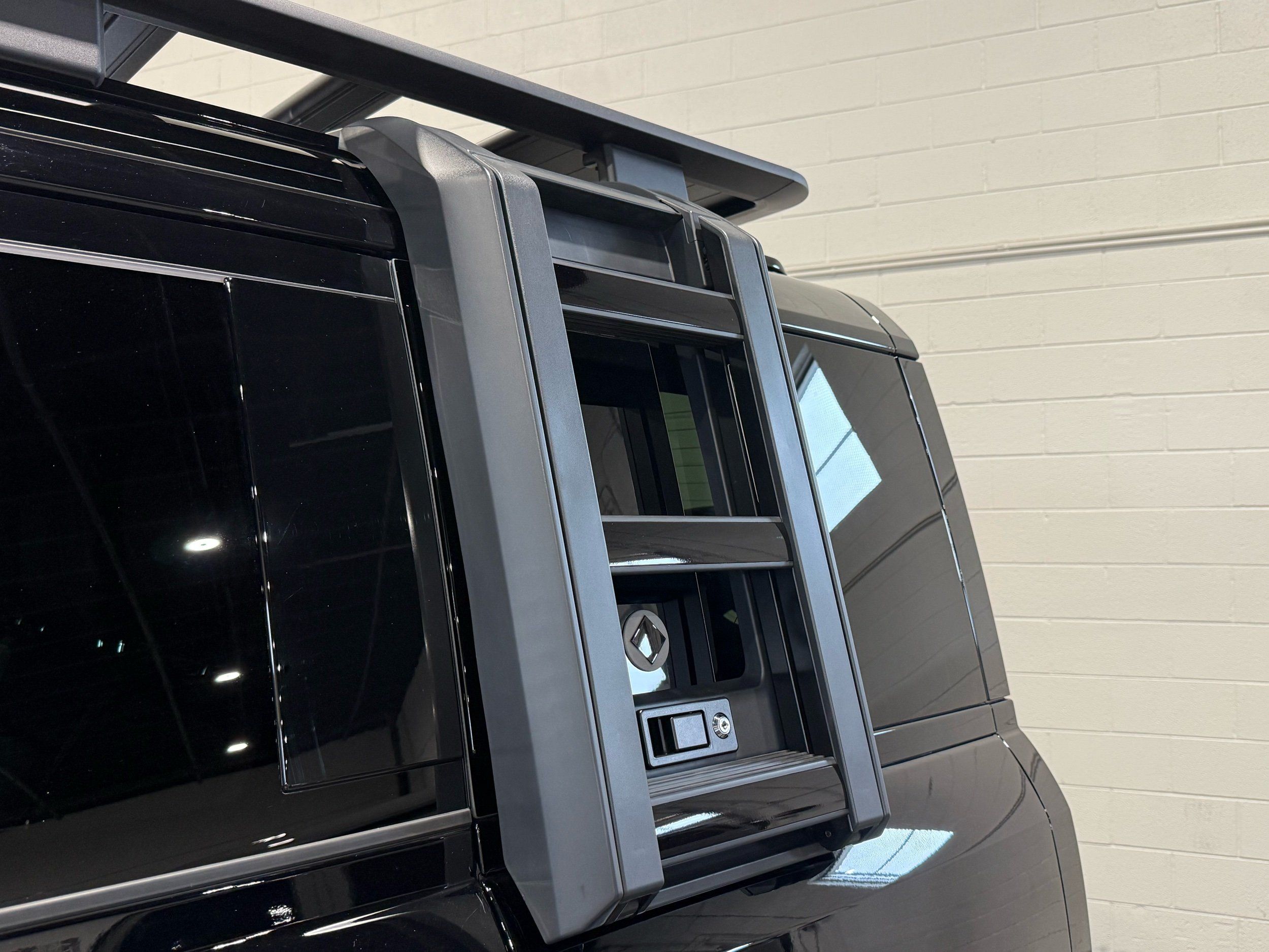 2026 Land Rover Defender P635 OCTA Black, photo 27