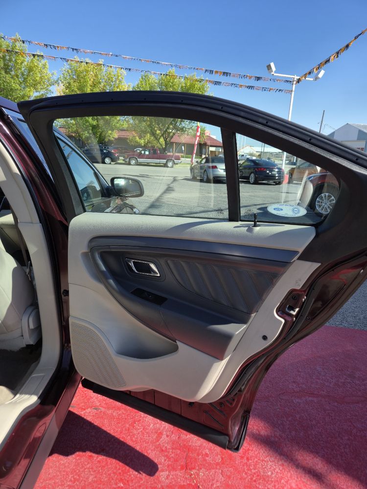 2011 Ford Taurus SEL photo 12