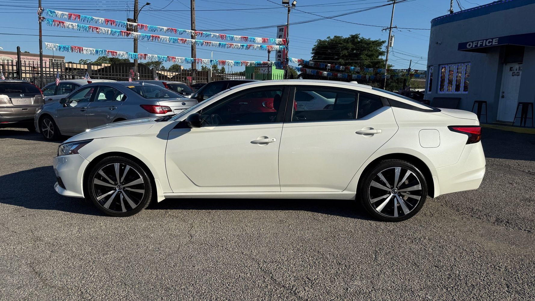 2020 Nissan Altima 2.5 SR photo 2