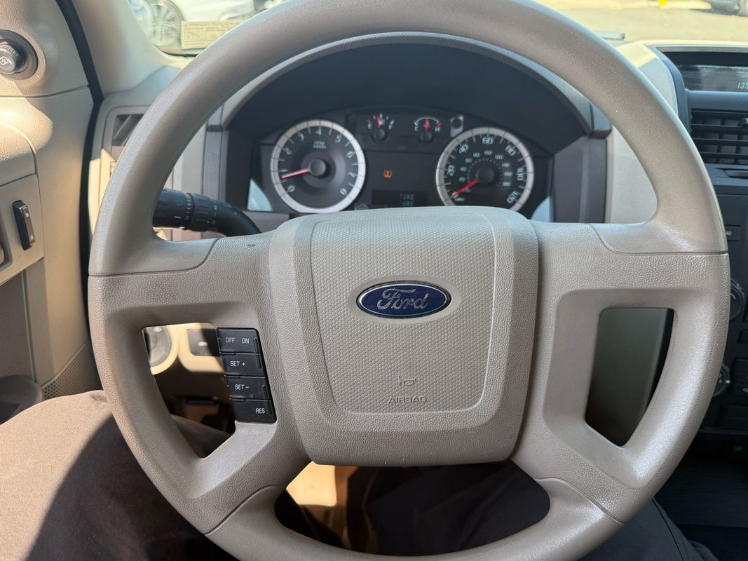2012 Ford Escape XLS FWD SUV / Crossover Front-Wheel Drive 5-Speed Manual