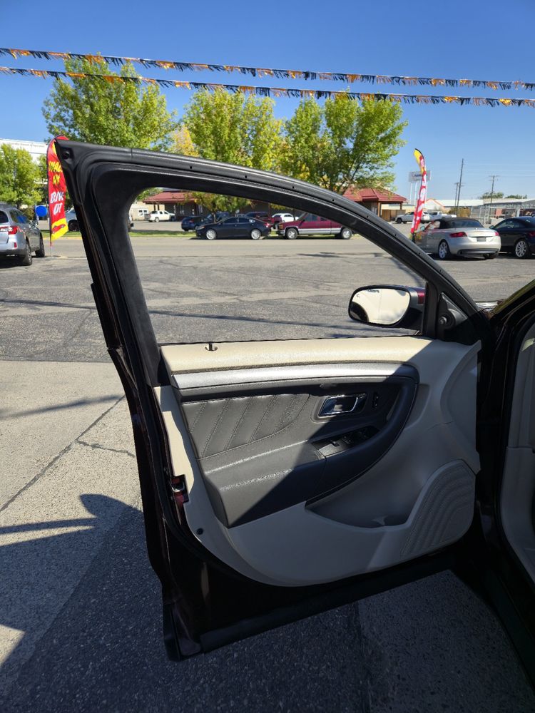 2011 Ford Taurus SEL photo 8